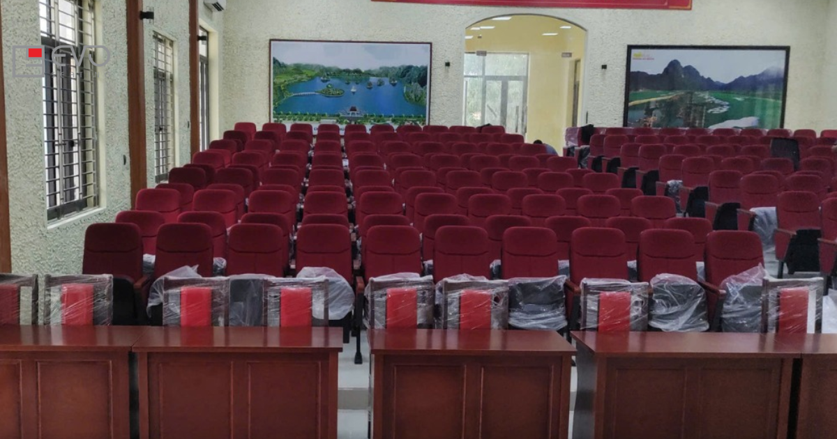 Design Features That Make These Chairs Suitable for Lecture and Conference Halls
